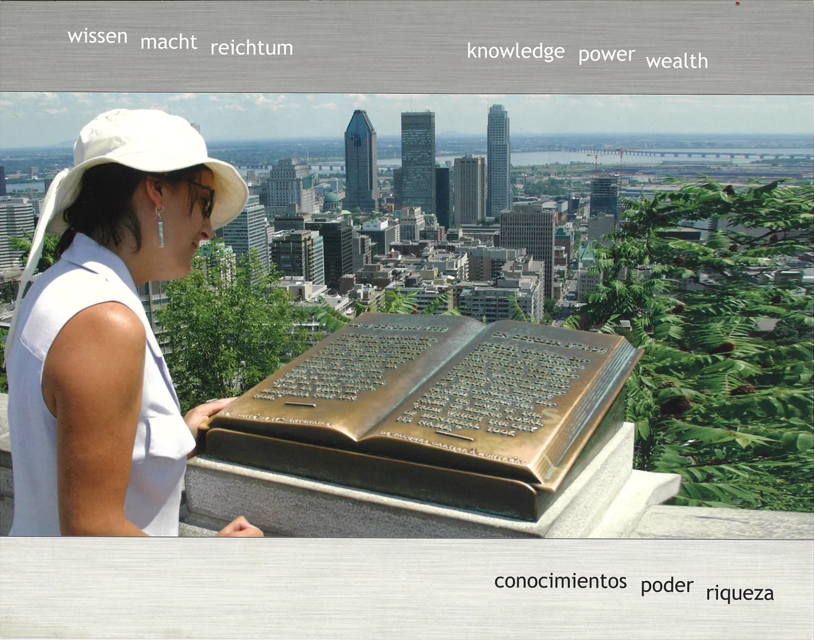 Stadtlandschaft mit Buchskulptur - Wissen macht Reichtum