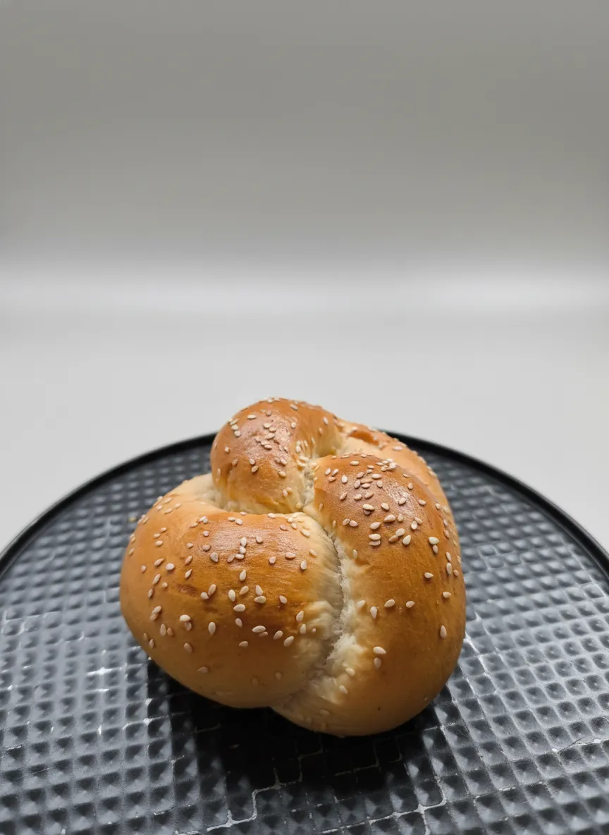 Einzelnes Sesambrötchen