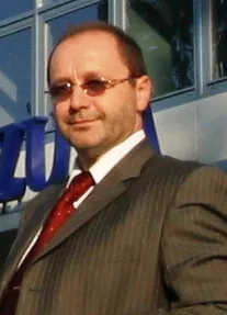 Porträt von Gründer Gregor Paul Filip im Anzug mit roter Krawatte